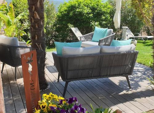 d'une terrasse avec des chaises et des oreillers. dans l'établissement Ansitz Strengherrnhof, à Caldaro