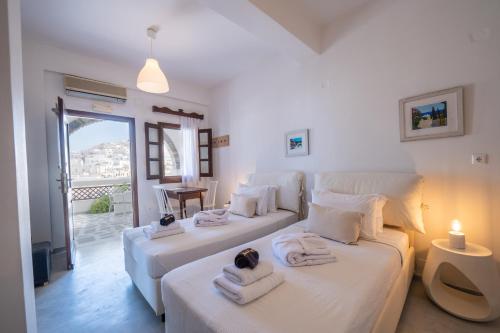 Postel nebo postele na pokoji v ubytování Kallichoron Art Boutique Hotel