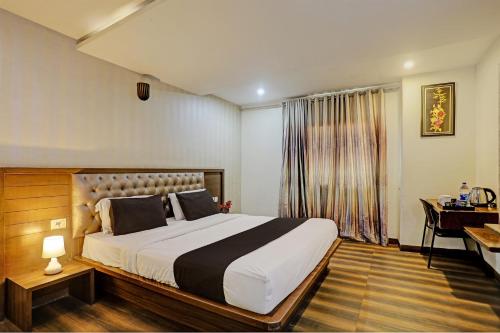 מיטה או מיטות בחדר ב-Capital O Hotel Surabhi Elite Near Miraj Cinemas - Shalini Shivani