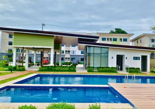 Lapu Lapu CityにあるPlumera Condo Near Airport Malls & Schools with Elevatorの家の前のプール