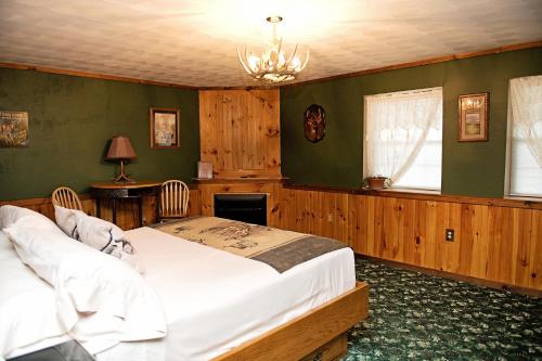 een slaapkamer met een bed in een kamer met groene muren bij Berry Patch BnB in Lebanon