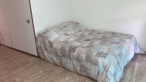 1 cama en la esquina de una habitación en Appartamento Gio, en Novara