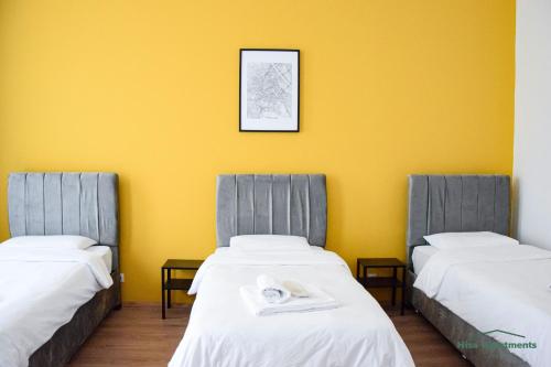 En eller flere senge i et værelse på Hisa Apartments