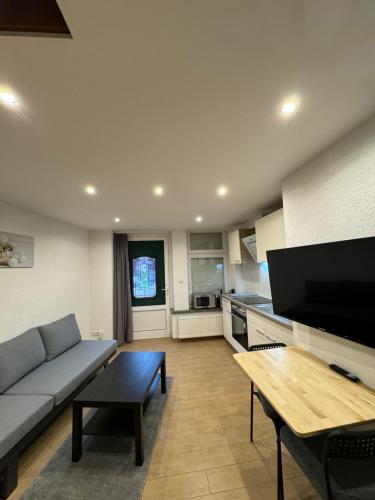 una sala de estar con un sofá y una mesa en Micro Apartment Leipzig, en Leipzig