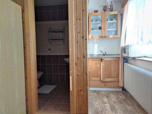 uma pequena casa de banho com WC e lavatório em privat kobr em Rokytnice nad Jizerou