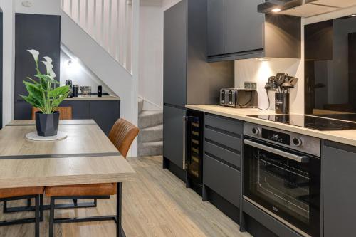 Кухня или мини-кухня в Beam End Snainton - Modern 2-bedroom Stone Cottage
