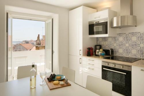 Bright and Spacious Apartment in historic Lisbon neighborhood - TTL269