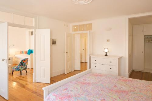 Bright and Spacious Apartment in historic Lisbon neighborhood - TTL269