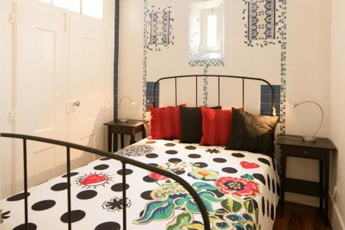 um quarto com uma cama com um edredão colorido em Apartamento com varanda no centro de Lisboa, TTL269 em Lisboa