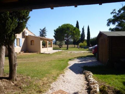 um quintal com uma casa e uma entrada em Les Calèches de Mado em Maillane