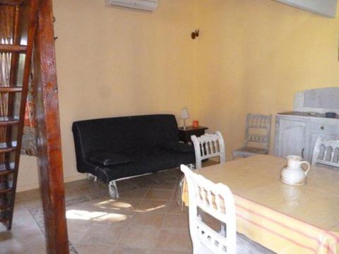 - un salon avec un piano, une table et des chaises dans l'établissement Les Calèches de Mado, à Maillane