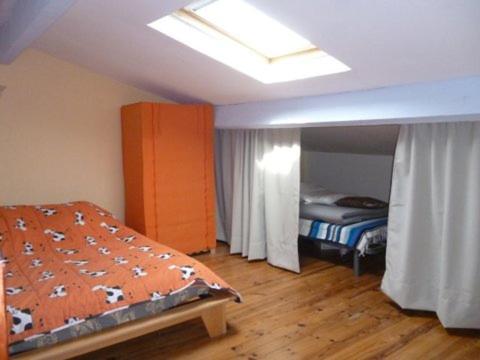 Maillane的住宿－Les Calèches de Mado，一间卧室设有一张床和一个窗口