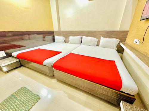 Krevet ili kreveti u jedinici u objektu GRK Hotel - Near Shri Saibaba Temple
