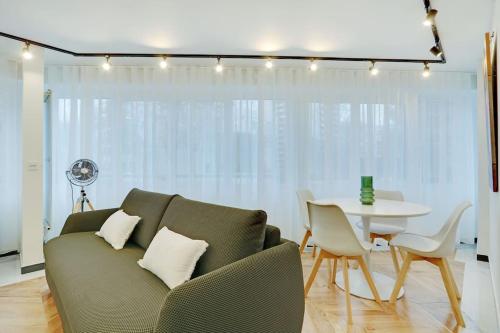 un salon avec un canapé et une table dans l'établissement Appartement Cosy pour 4 à La Villette - Paris, à Paris