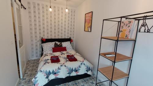1 dormitorio con cama y estante para libros en Porta Red, en Budapest