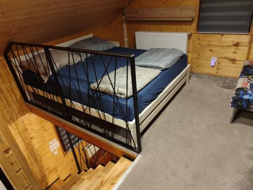 sypialnia z łóżkiem piętrowym w kabinie w obiekcie Słoneczne Wzgórze w Kołobrzegu