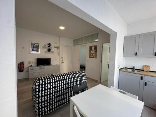 CG131 - 1-Bedroom Apartment with AC and Lift - 1 min from the Pedestrian Centre