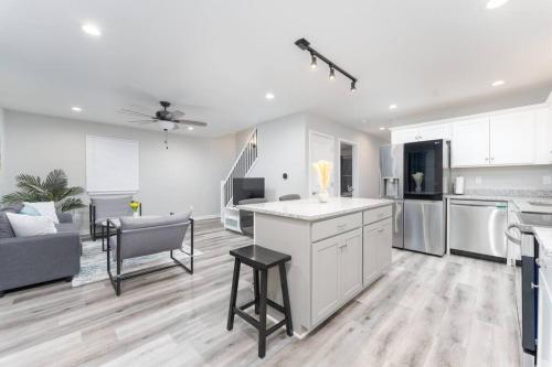 een keuken met witte kasten en een woonkamer bij 3 Bedroom 2 Bath House in Farmington Hills in Farmington Hills