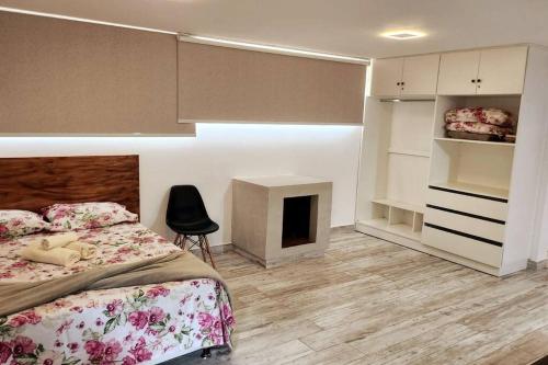 Un dormitorio con una cama y una chimenea. en Loft Alto Nível Teresópolis, en Teresópolis