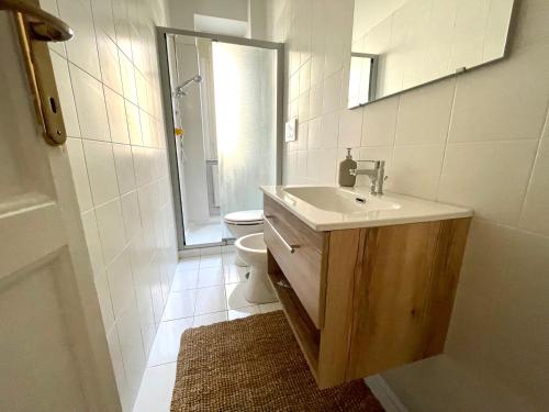 ローマにあるVolupta's House Janiculum Hillの洗面台、トイレ、鏡のあるバスルーム