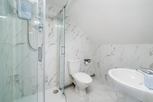 a bathroom with a toilet and a shower and a sink at Cosy 4th Floor studio apartment in Brick Lane in London