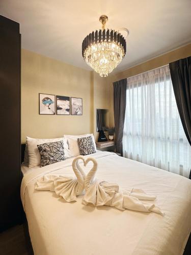 a bedroom with a bed with a heart decoration on it at Monte Rama 9 near JodFair Market Condo in Bangkok