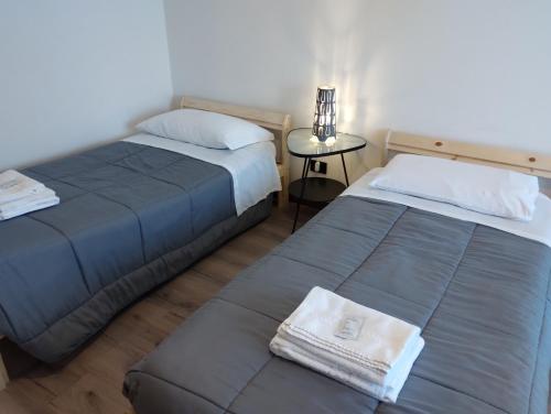 two beds sitting next to each other in a room at EasyRoom Schio in Schio
