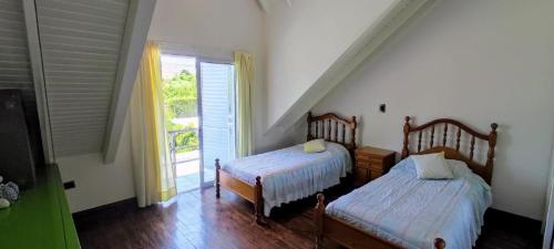 1 dormitorio con 2 camas y ventana grande en Casa en Chacras en Luján de Cuyo