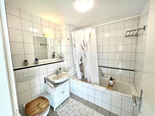 ein Badezimmer mit einem Waschbecken, einem WC und einer Badewanne in der Unterkunft Panorama Domizil Ravensburg mit Alpenblick Balkon in Ravensburg