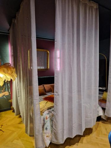 Un pat suprapus sau paturi suprapuse la Le Boudoir D'Olympe Appartement érotico-romantique