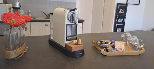 - un comptoir de cuisine avec une cafetière et 2 paniers dans l'établissement Les arcades Studio Coeur de ville, à Cholet