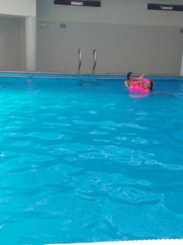 a person in a pool in a swimming pool at duplex de luxo haut standing bord de plage avec piscine privée chauffée intérieurs in Esposende