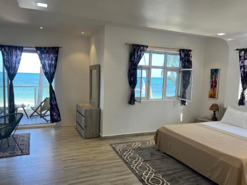 - une chambre avec un lit et une vue sur l'océan dans l'établissement Mjanaheri Beach Villas, à Bwejuu