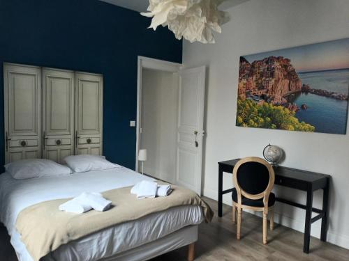 - une chambre avec un lit, un bureau et une chaise dans l'établissement Suite PREMIUM LE FIGARO 1, à Épernay