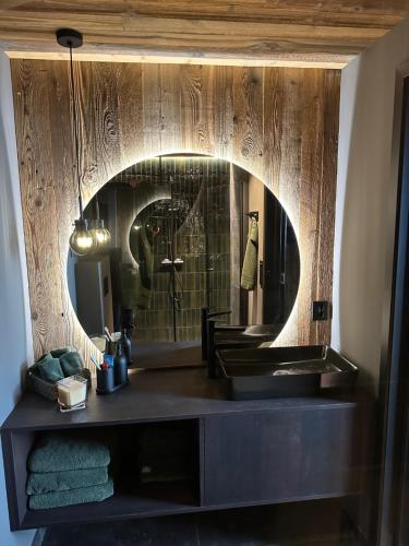 uma casa de banho com um lavatório e um espelho em Norefjell Chalet em Surteberg