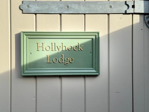 una foto de un cartel de Hollywood Lodge en una pared en Enchanting 1 Bedroom Home with Kitchen, en Saffron Walden