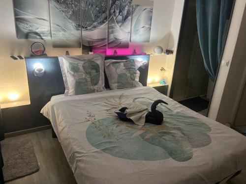 - une chambre avec un lit recouvert d'un cygne dans l'établissement Chambre double dans villa, à Saint-Saturnin-lès-Avignon