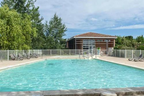 une grande piscine entourée d'une clôture. dans l'établissement Chambre double dans villa, à Saint-Saturnin-lès-Avignon