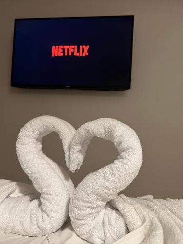 Postel nebo postele na pokoji v ubytování Cozy Oasis
