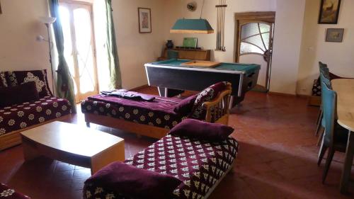 un salon avec un piano et un canapé dans l'établissement Belrepayre, à Manses