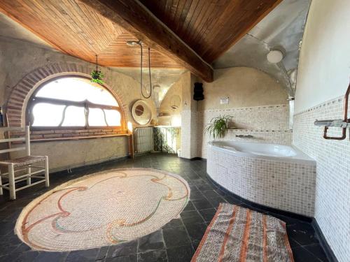 une salle de bain avec une baignoire et un tapis dans l'établissement Belrepayre, à Manses