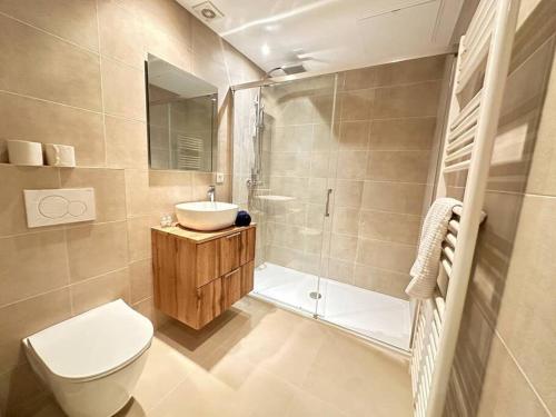 een badkamer met een toilet, een wastafel en een douche bij Joli 2 pièces bien placé avec clim à 300m de la plage in Nice
