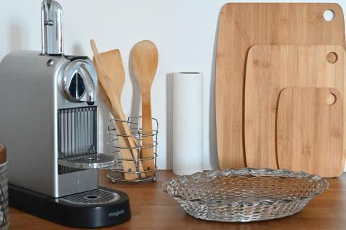 - un comptoir de cuisine avec un mixeur et des ustensiles en bois dans l'établissement Chez Zize T2 unique- Roucas-Blanc, à Marseille