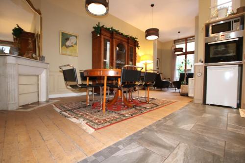 une salle à manger avec une table et des chaises dans l'établissement REIMS-ESCAPADE Gallery, à Reims