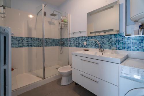 La salle de bains est pourvue d'une douche, d'un lavabo et de toilettes. dans l'établissement Vue panoramique, grand appartement 2 chambres à Toulon, à Toulon