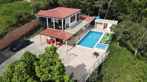 una vista aérea de una casa con piscina en finca hotel luzsagra, en La Vega