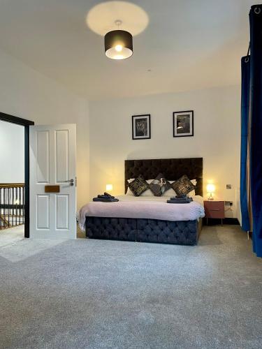 a bedroom with a large bed and a sliding door at Capel Salem in Blaenau-Ffestiniog