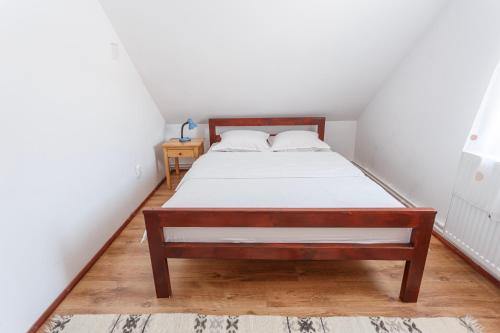 - une chambre avec un grand lit et des draps blancs dans l'établissement Casa De Vacanta Armi, à Molidu