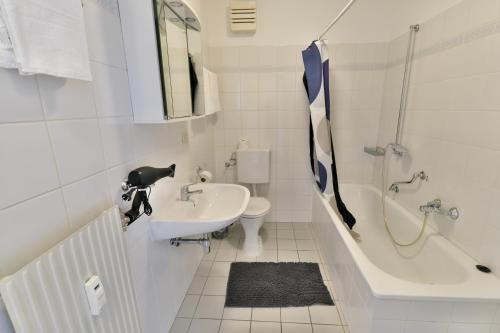 y baño con lavabo, bañera y aseo. en Schönbrunn Apartment en Viena