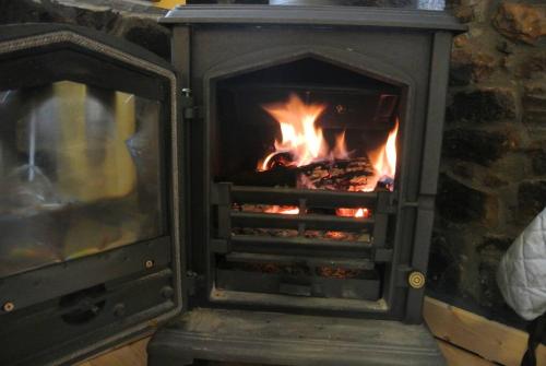 ポラ・デ・レナにあるLa casa'l cantirínの煉瓦の暖炉